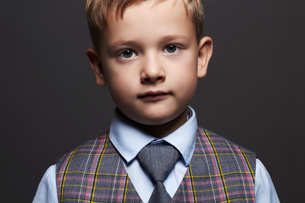 niño de moda poco boy.stylish en traje y corbata
 - Foto, Imagen