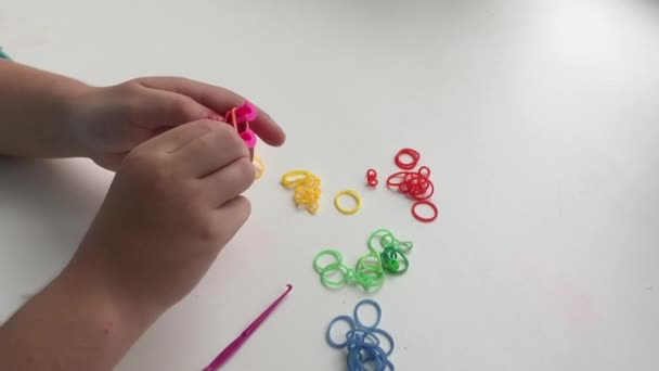 die Herstellung von Armbändern aus Gummibändern - Filmmaterial, Video