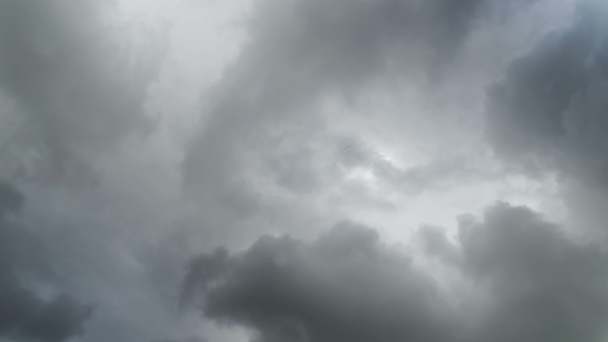 Σύννεφα που κινούνται στον γαλάζιο ουρανό - Πλάνα, βίντεο