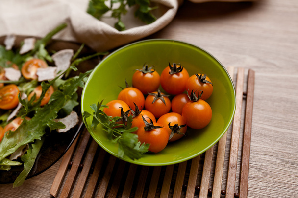 ensalada de tomates cherry con verdura fresca
 - Foto, imagen
