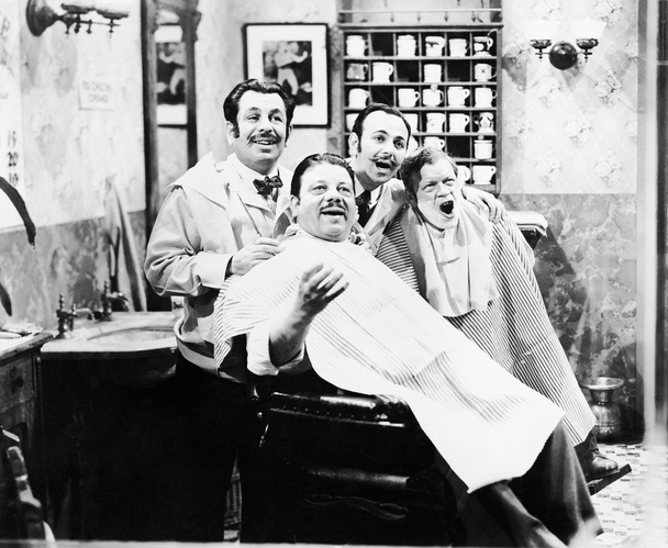Gruppo di quattro uomini in un negozio di barbiere che cantano
 - Foto, immagini