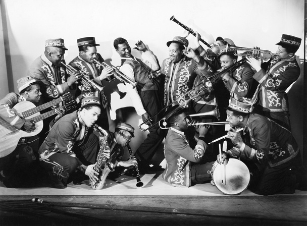 Grupo de músicos tocando sus instrumentos
 - Foto, Imagen