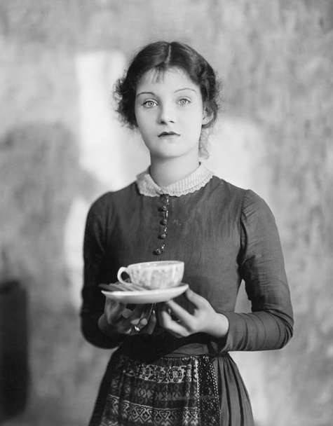 Egy csésze tea Pihentesse ujjait állandó nő - Fotó, kép