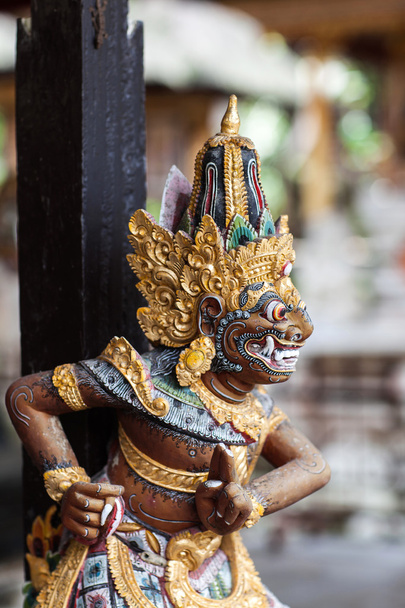 Estatuilla de madera en templo balinés
 - Foto, imagen