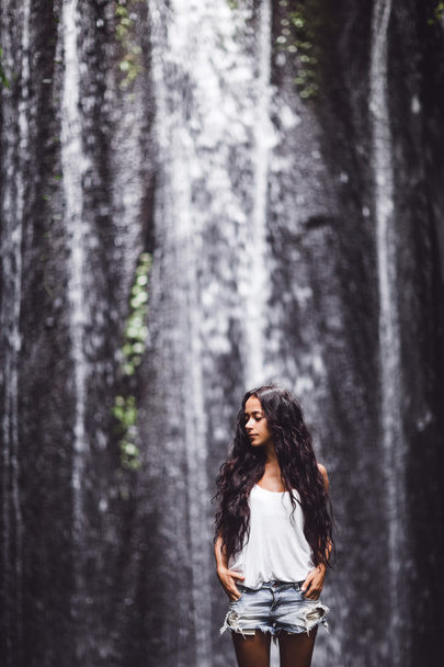 Красива жінка біля водоспаду
 - Фото, зображення