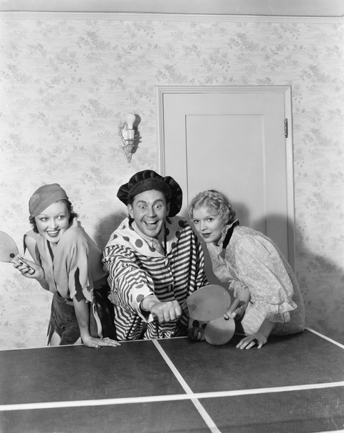 Két nő és egy férfi egy ruha, játék asztali tenisz - Fotó, kép