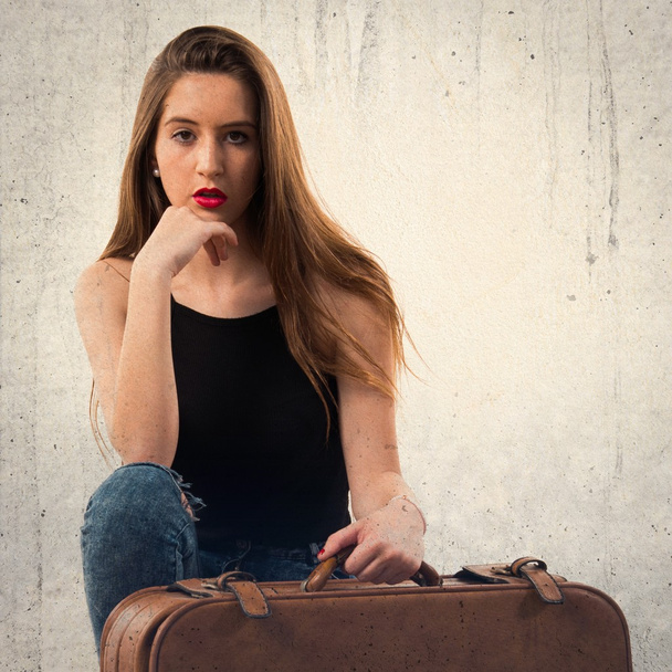 Chica joven sosteniendo un maletín
 - Foto, Imagen
