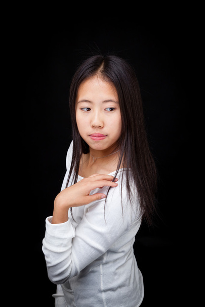 Portret azjatycki Teen Girl pozowanie na czarnym tle - Zdjęcie, obraz