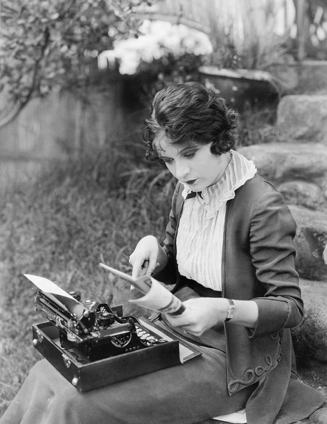Nő az ölében ült az udvaron egy írógép - Fotó, kép