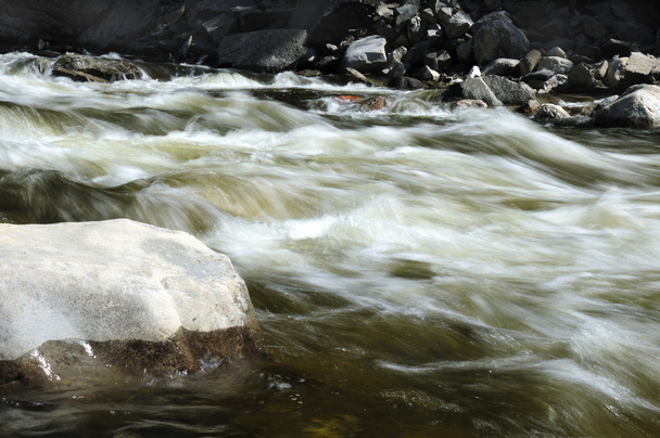 Il rapido flusso di un fiume di montagna. Foto parzialmente colorata
. - Foto, immagini