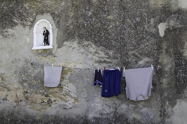 Wassen opknoping te drogen buiten een muur - Foto, afbeelding