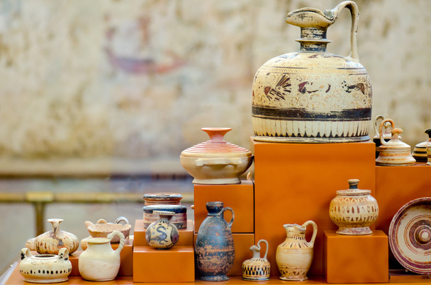 Set di vasi in argilla dipinta dell'antichità esposti nel museo di Gr
 - Foto, immagini