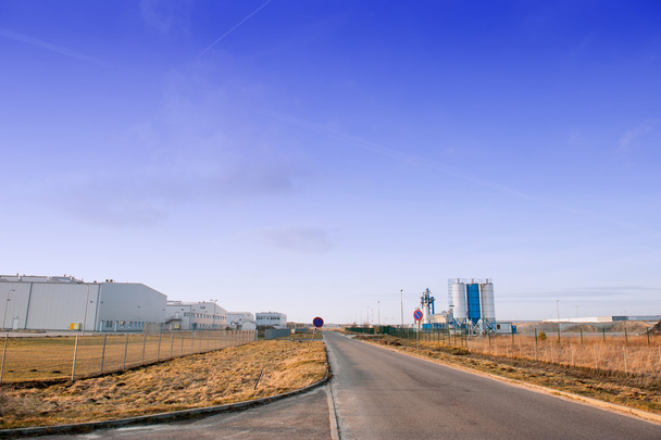 Moderni teollisuusrakennus sinisen taivaan yllä
 - Valokuva, kuva