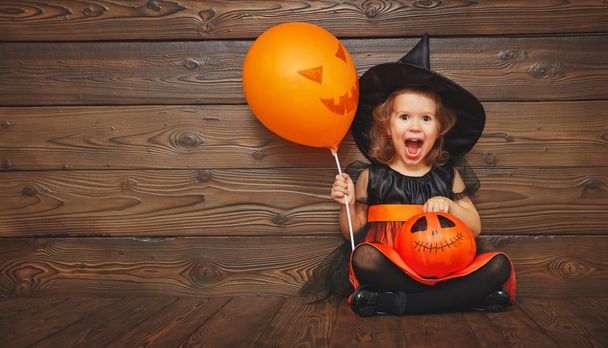 vicces gyerek lány boszorkány jelmez Halloween tök ja - Fotó, kép