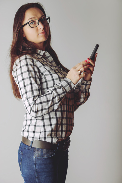 χέρι του μια γυναίκα χρησιμοποιώντας ένα smartphone - Φωτογραφία, εικόνα