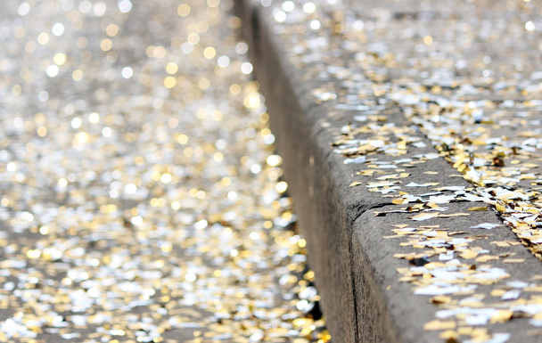 Festival achtergrond met gouden en zilveren pailletten die liggen op de stoep de bokeh van de weg. - Foto, afbeelding