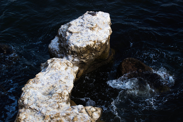 морські хвилі, що розбиваються на каменях з бризками
 - Фото, зображення