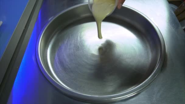 プロセスは、コーヒー風味のアイスクリームをフライにして米をパフ - 映像、動画