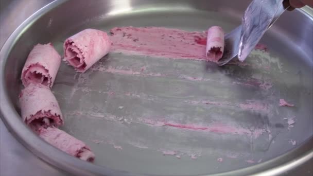 Διαδικασία της λήψης τηγανητό παγωτό με γεύση κεράσι από πλανόδιος πωλητής - Πλάνα, βίντεο