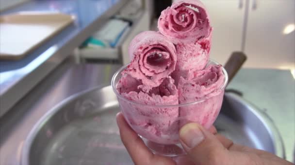 Sokak satıcı kızarmış dondurma kiraz tadı ile bir kısmını yapıyor - Video, Çekim
