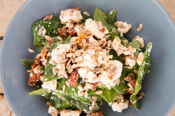 Spinach, dried tomatoes, feta cheese and sunflower seeds salad  - Foto, Bild