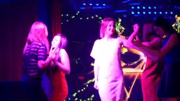 красивые девушки танцуют на вечеринке - день рождения дискотеки
 - Кадры, видео