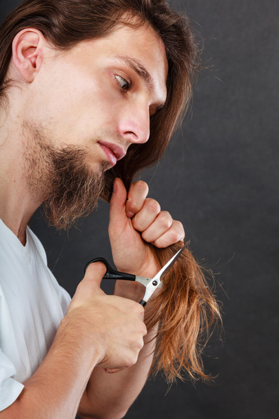 Barber cutting hair - Foto, Bild