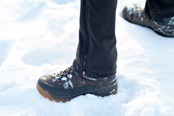 Pieds dans les bottes sur la neige. empreintes de pas dans la neige. La texture de la neige avec des empreintes de pas
. - Photo, image