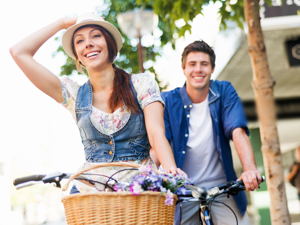 Casal feliz na cidade com bicicleta
 - Foto, Imagem