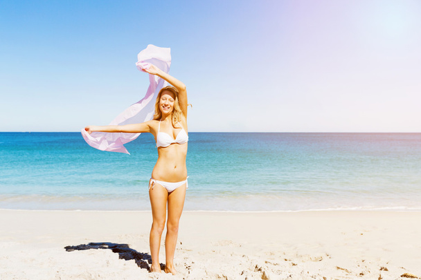 jonge vrouw ontspannen op het strand - Foto, afbeelding