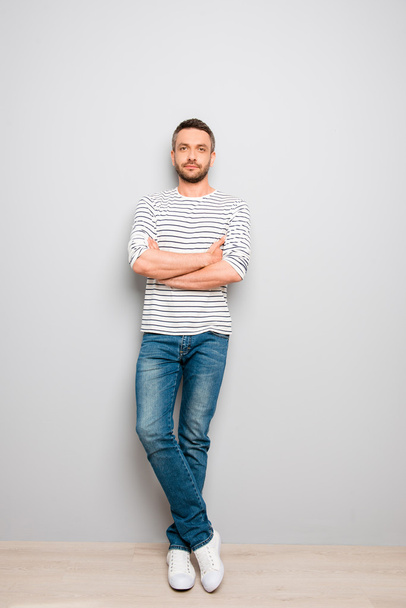 Full length portrait of happy stylish man with crossed hands - Foto, afbeelding
