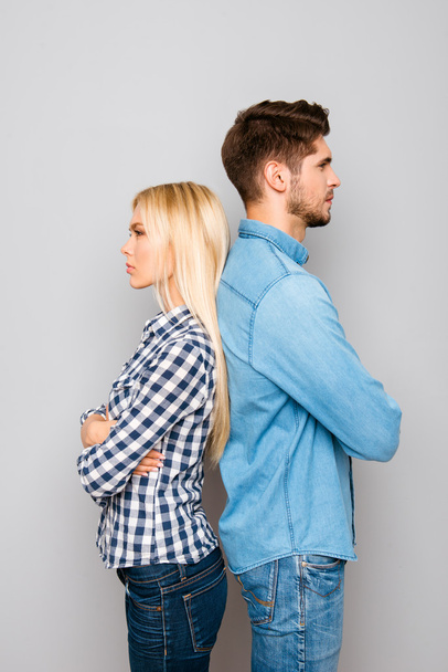 Σοβαρός άνδρας και γυναίκα με σταυρωμένα χέρια στέκεται πλάτη με πλάτη - Φωτογραφία, εικόνα