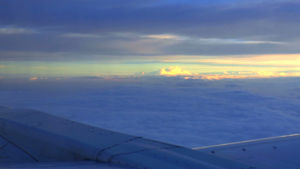 Coucher de soleil depuis la fenêtre de l'avion - Séquence, vidéo