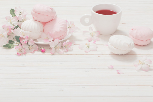 Red tea with flowers on white wooden background - Fotografie, Obrázek