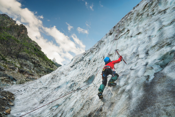 氷河での登山家 - 写真・画像
