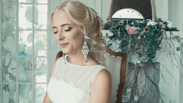 Dívka ve svatebních šatech, s úsměvem a pohledem ze strany na stranu - Záběry, video