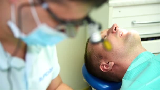 Zahnarzt bereitet Instrumente für die Untersuchung des Patienten vor - Filmmaterial, Video