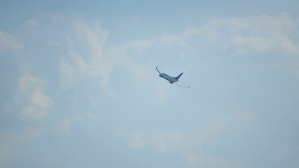 Repülőgép az égen - Felvétel, videó
