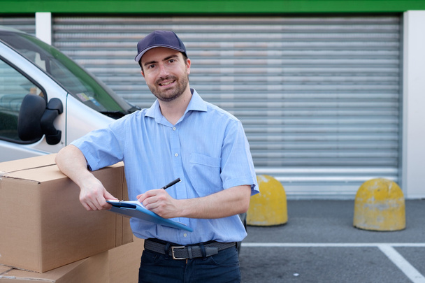 Porträt eines Vertrauenskuriers neben seinem Lieferwagen - Foto, Bild