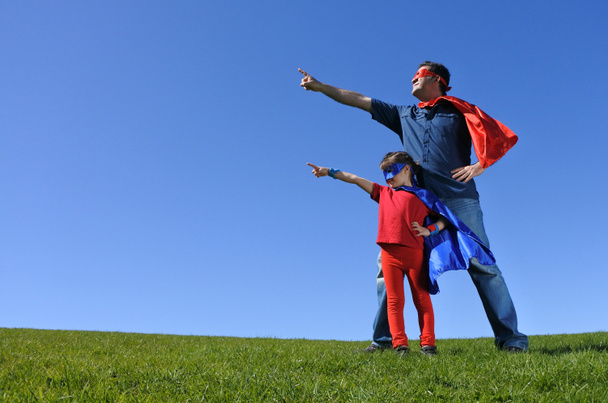 Père super-héros montre à sa fille comment être un super-héros
  - Photo, image