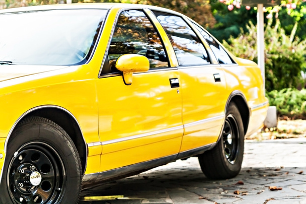 ドアの黄色のタクシー クローズ アップ ホイールの詳細 - 写真・画像