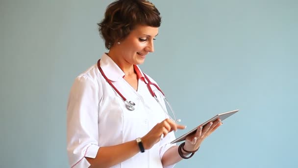 デジタル タブレットを使用して若い女性医師 - 映像、動画