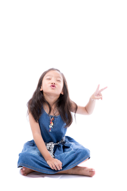 Mała dziewczynka azjatyckich cieszyć izolat na białym tle pozowanie - Zdjęcie, obraz