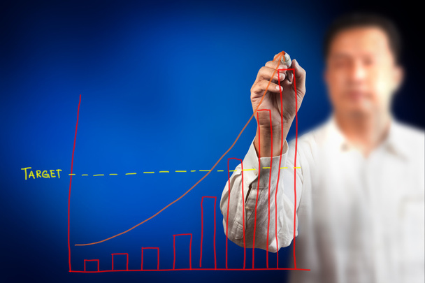 Mão masculina desenhando um gráfico de crescimento
 - Foto, Imagem