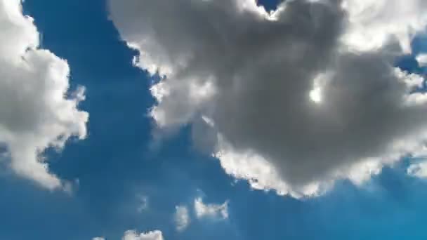 Chmury poruszające się na niebieskim niebie - Materiał filmowy, wideo