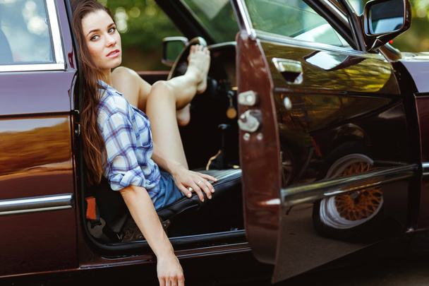 Fiatal nő bordó autó, színezett fénykép - Fotó, kép