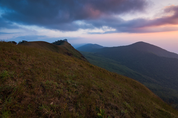magnifique coucher de soleil sur la montagne avec champ vert à doi monjong
 - Photo, image