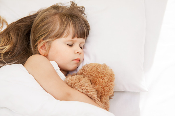 Kis lány alszik az ágyban - Fotó, kép
