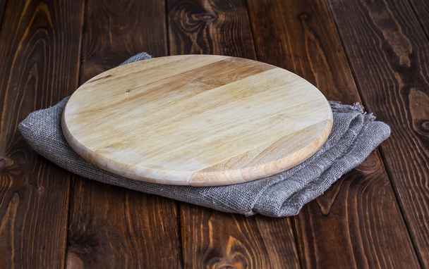 Planche à découper ronde sur une table en bois
 - Photo, image
