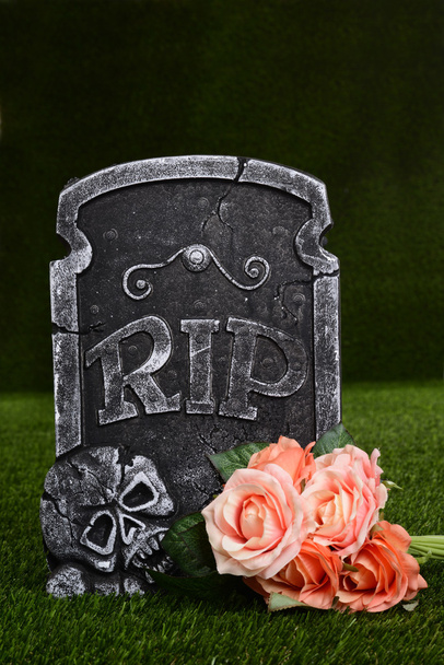 bouquet of roses by tombstone - Φωτογραφία, εικόνα